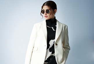 Modella indossa blazer bianco